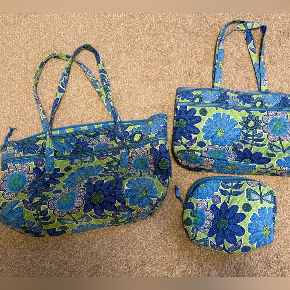 Vera Bradley Retired Doodle Daisy Quilted Tote and Cosmetic Bag Set